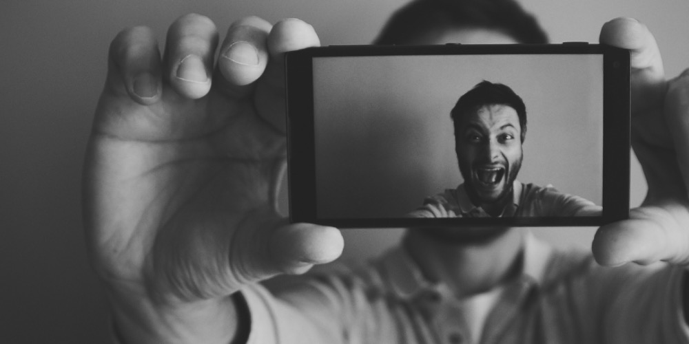 Cómo tiene que ser la foto de tu CV y cómo hacerla en casa en 5 minutos con tu móvil